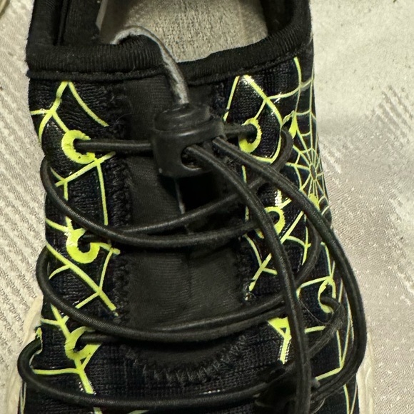 Boys 12.5 Spider sneaker’s. Stylish comfy durable. Great for every active kid! - Picture 9 of 13